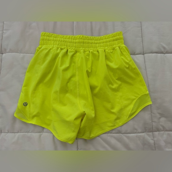 Lululemon Hotty Hot High-Rise Short 4"
Highlight Yellow neon 🌟 - Picture 8 of 12